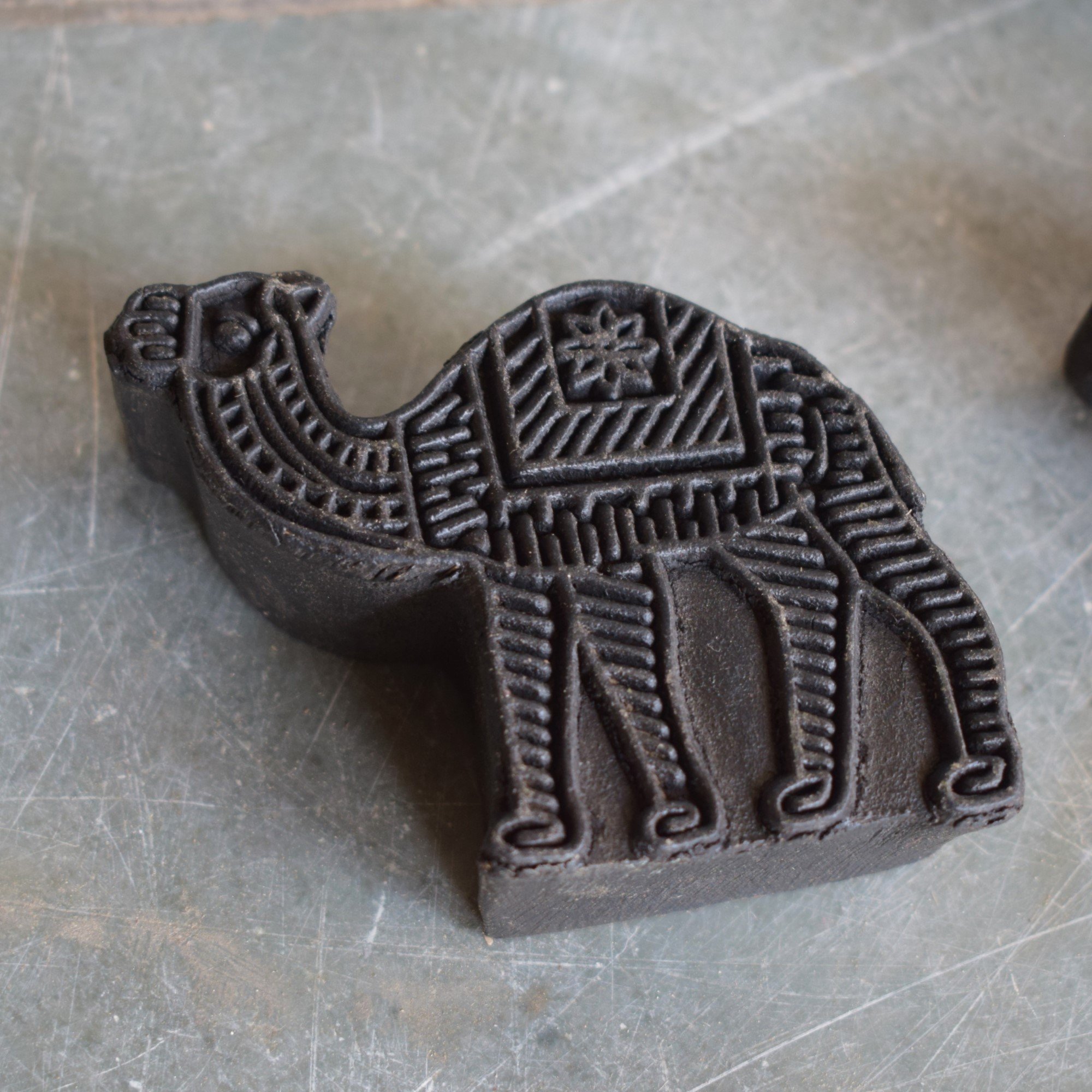 Kleiner handgeschnitzter Blockprint aus Indien mit floralem Motiv aus Holz