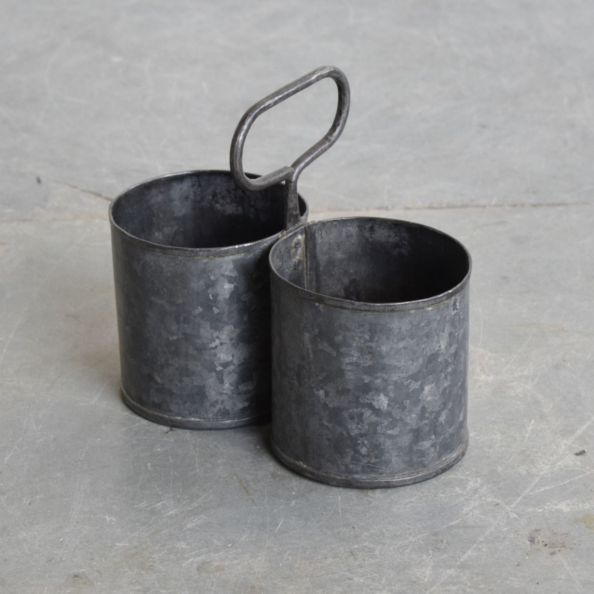 2-teiliger rustikaler Eisentopf-Organizer aus Indien mit Henkel im Vintage-Stil