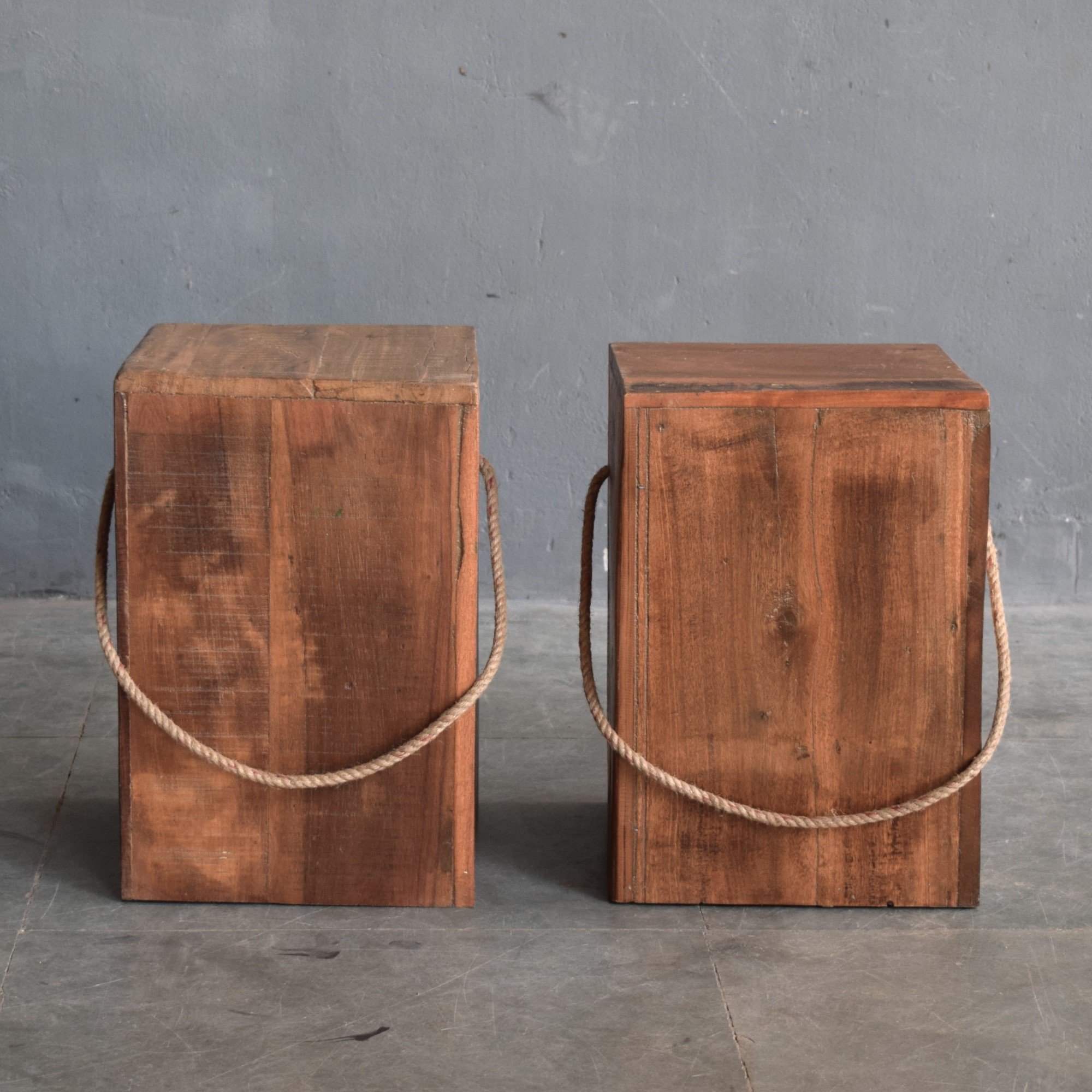 Holzhocker aus Altholz mit Juteseil