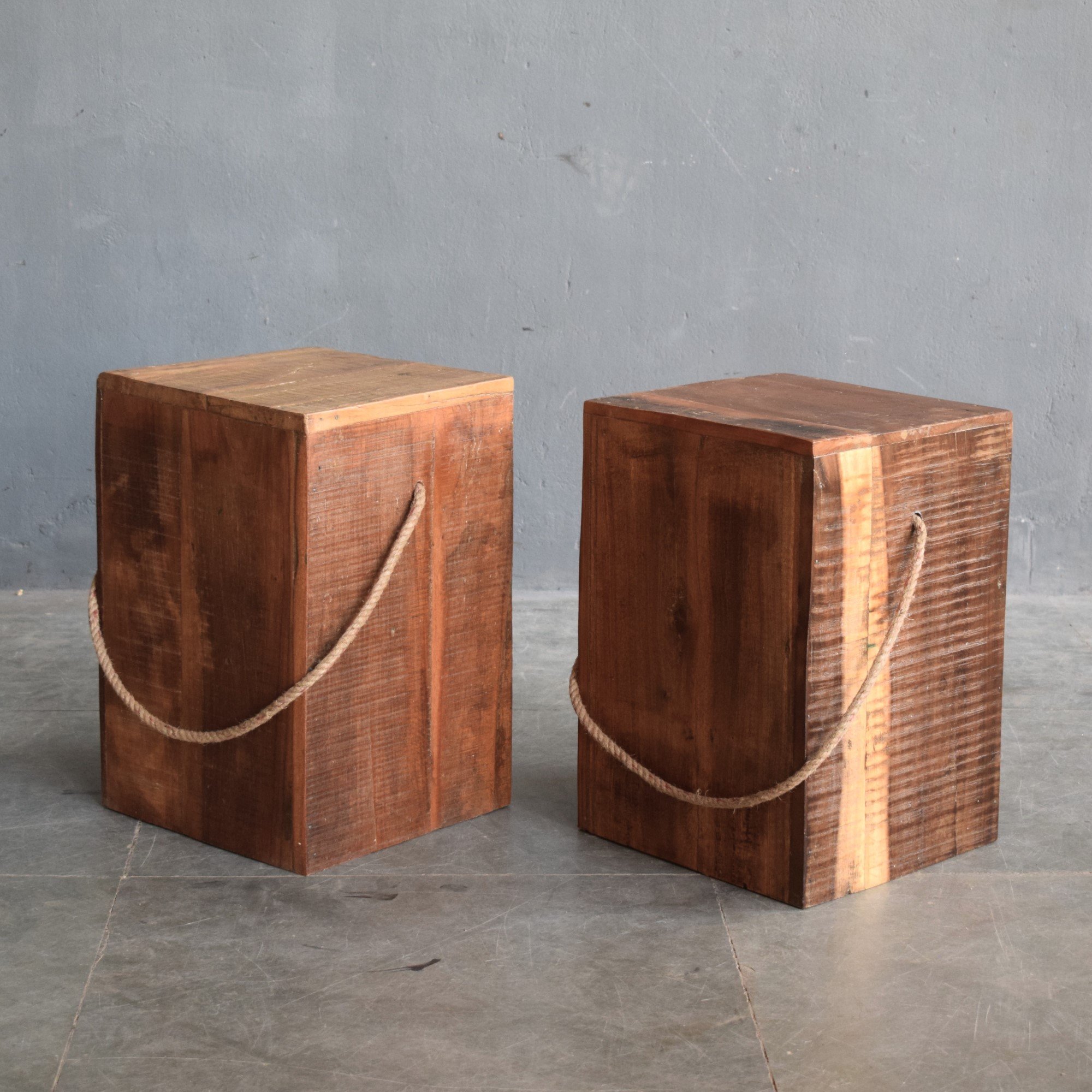 Holzhocker aus Altholz mit Juteseil