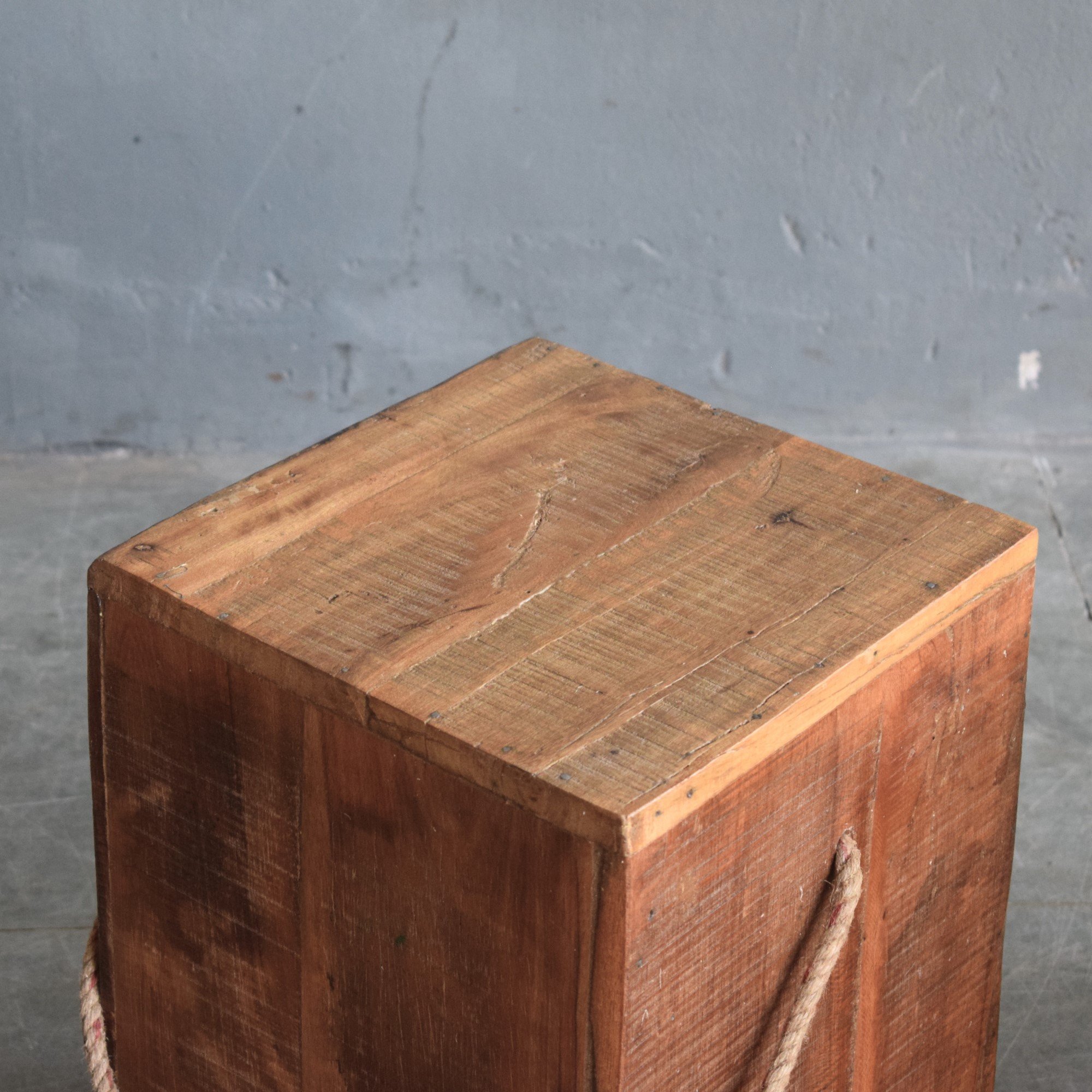 Holzhocker mit Juteseil aus Altholz: 31X31X46(H)