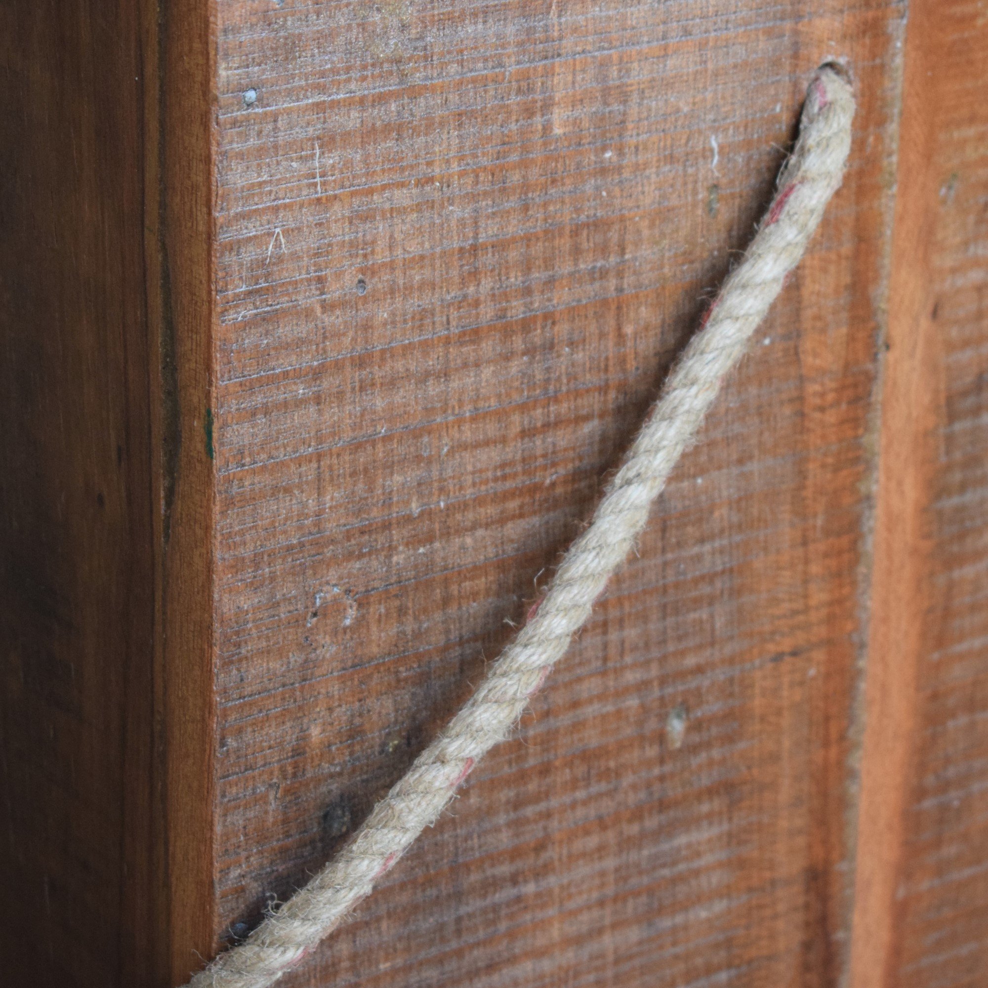 Holzhocker mit Juteseil aus Altholz: 31X31X46(H)
