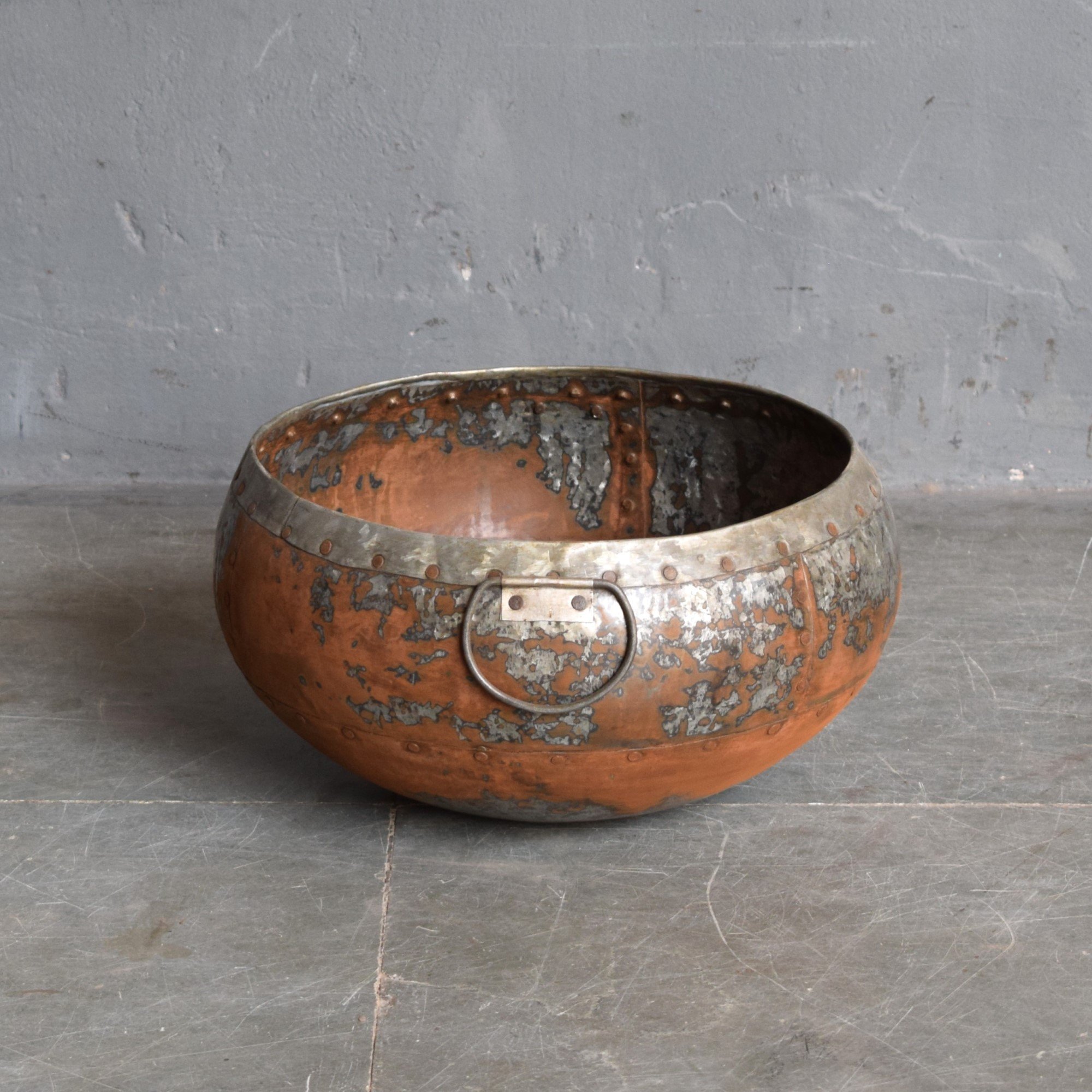 Metallschüssel aus Indien mit Rostpatina, Nieten und Bügelring