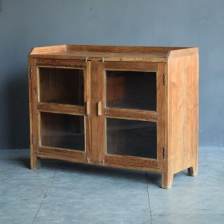Kleine Holzvitrine aus Indien mit zwei Glastüren und rustikaler Holzoberfläche