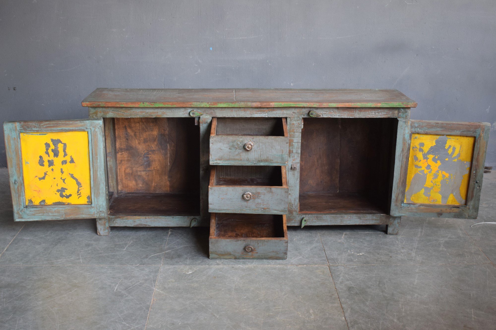 Sideboard mit ehemaliger Glasmalerei, 123x32x53cm(H)
