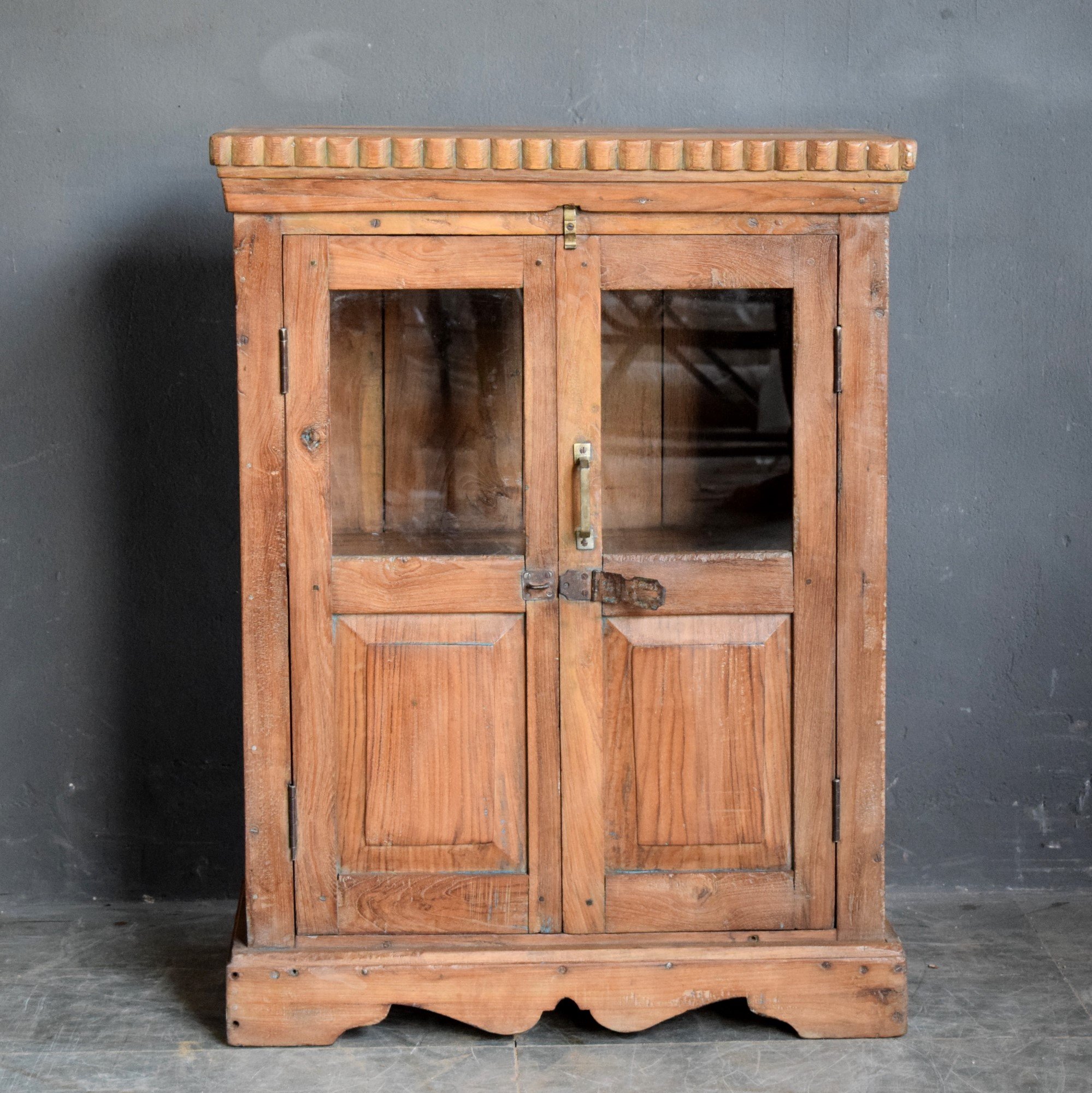 Kleiner Teakschrank aus Indien mit Glastüren und Holzfüllungen