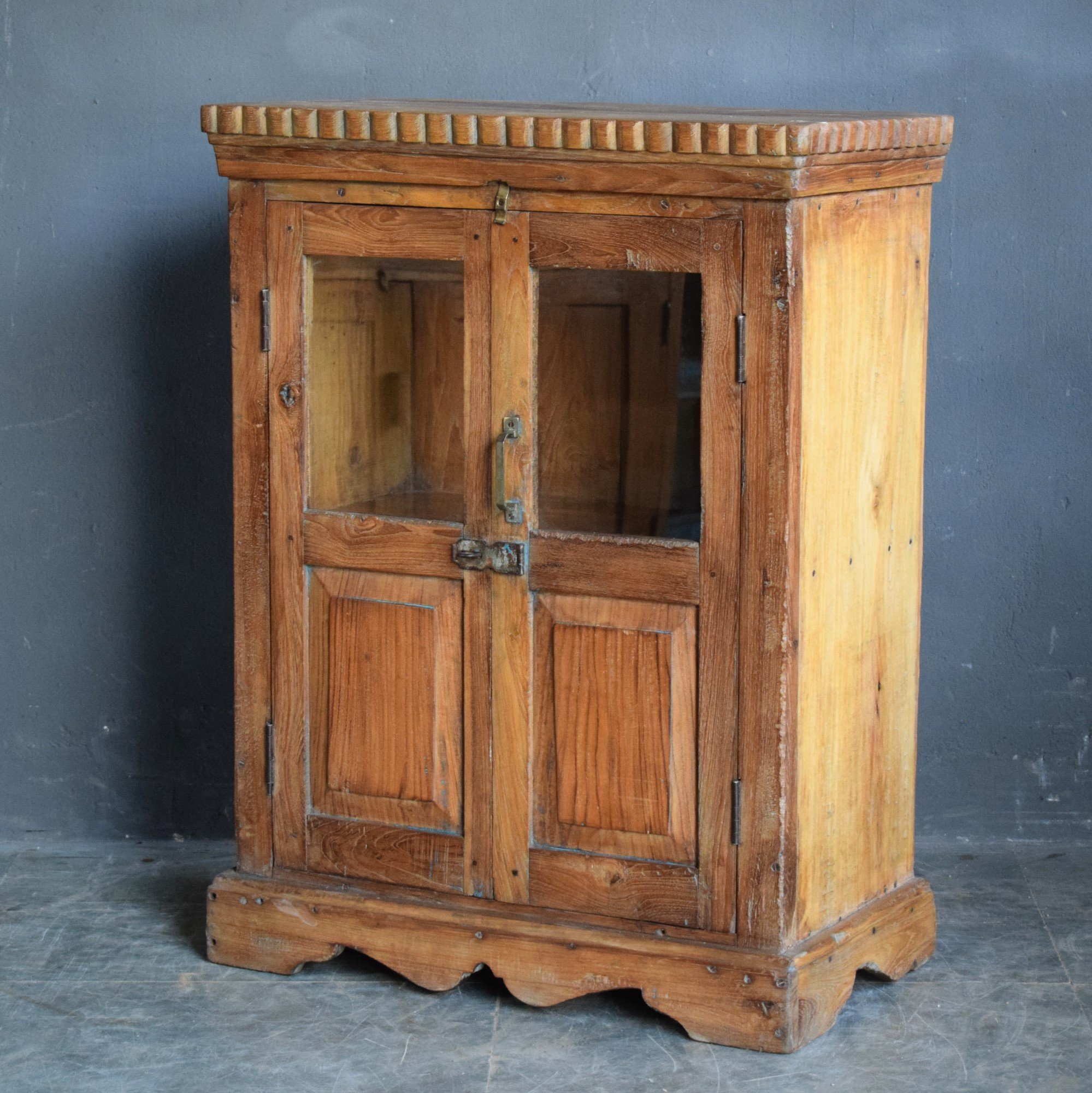 Kleiner Teakschrank aus Indien, 68x36x88cm(H)