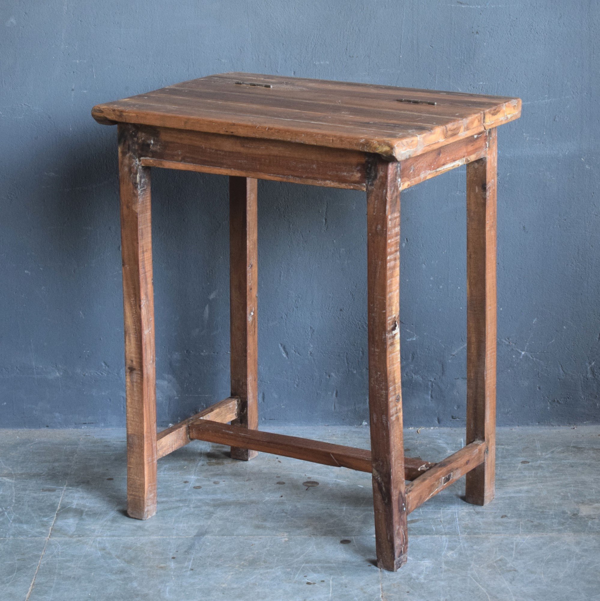 Alter indischer Schultisch aus Holz mit aufklappbarer Tischplatte
